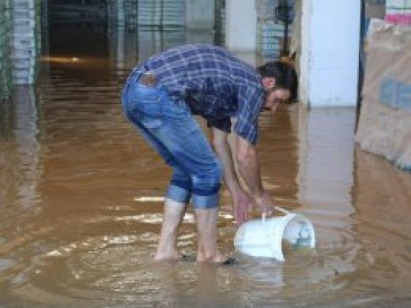 Urfa'da ev ve işyerlerini su bastı