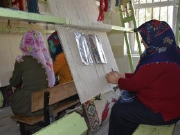 İplikler kadınların elinde halıya dönüşüyor