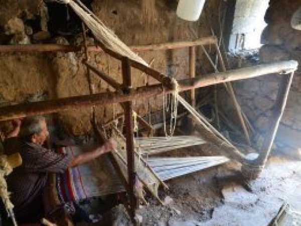 150 yıllık tezgahta kilim dokuyor 