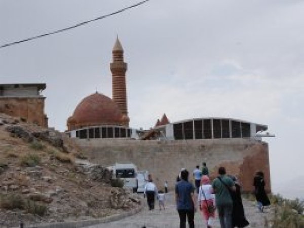 Doğubayazıt’ta tarihi mekânlar ilgi görüyor