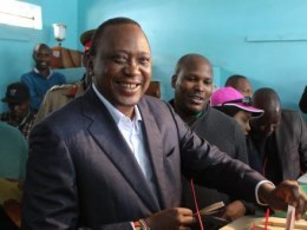 Kenya'da Kenyatta yeniden devlet başkanı