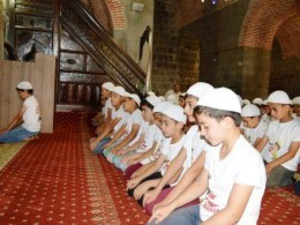 Namaz etkinliğine katılan çocuklar renkli görüntüler oluşturdu
