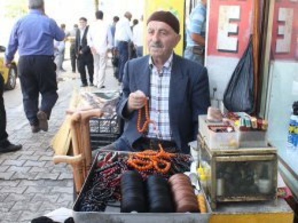 Yarım asırdır kaldırımda tespih satıyor