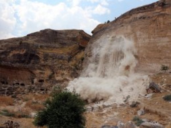 'Hasankeyf'i dinamitliyorlar' iddiası