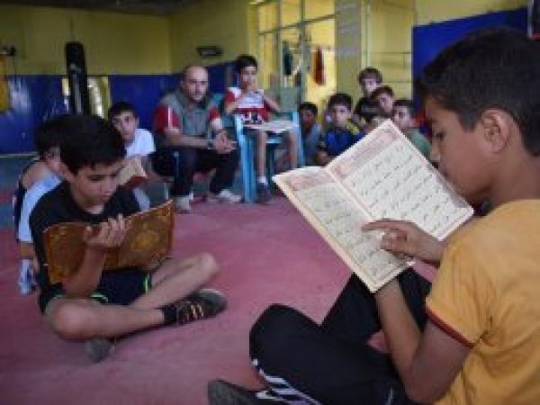 Çocuklar hem Kur'an öğreniyor hem de boks