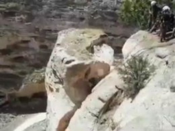 Hasankeyf'te düşme tehlikesi bulunan kayalar yıkılıyor