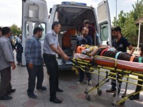 Kahta'da minibüs uçuruma yuvarlandı