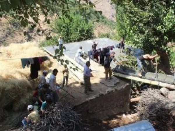 Köy sakinleri imece usulü evin çatısını yaptı