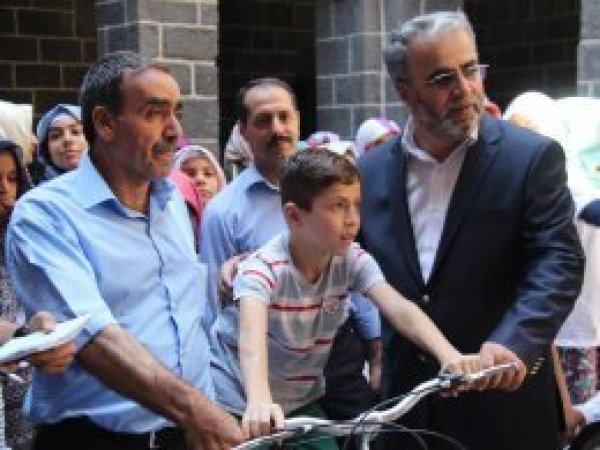 Kur'an kursu öğrencilerine hediye verildi