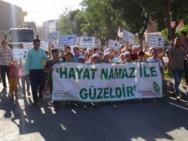 Mazıdağı’nda minikler namaz için yürüdü