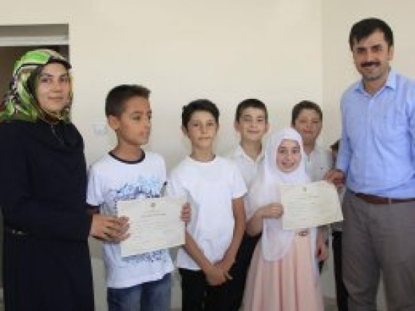Kur'an kursu öğrencilerine belge verildi