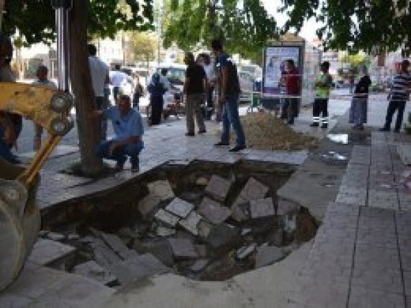 Yayaların sık kullandığı kaldırım çöktü