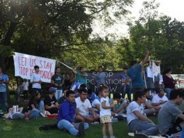 Avusturya’da Afgan sığınmacılardan oturma eylemi