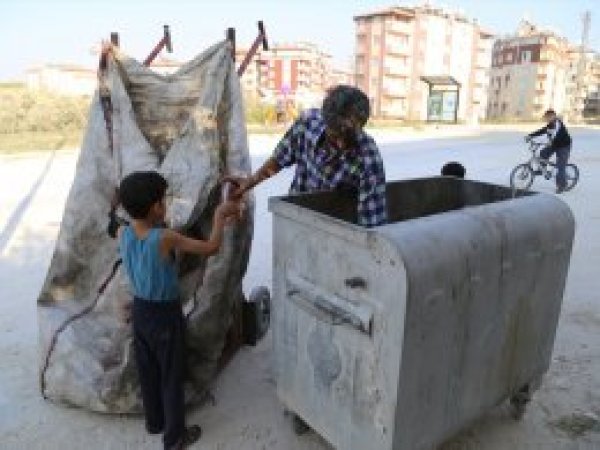 Baba-oğul 'protez göz' için çöp topluyor