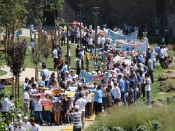 Diyarbakır'da  çocuklar namaz için yürüdü