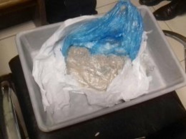 Eroinle uçağa binmek isteyen kişi yakalandı