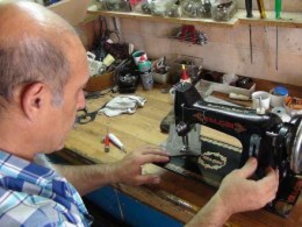Eski dikiş makinalarını işlevsel hale getiriyor