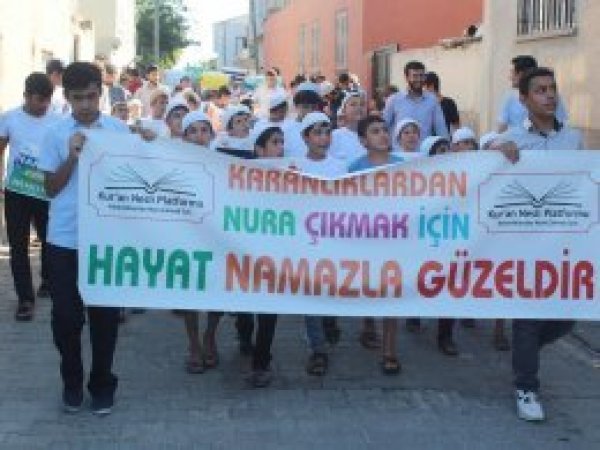 Kahtalı çocuklar namaz için yürüdüler