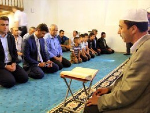 Samanlık yapılan asırlık cami ibadete açıldı
