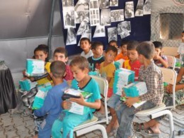 Suriyeli yetimlere bayramlık dağıtıldı