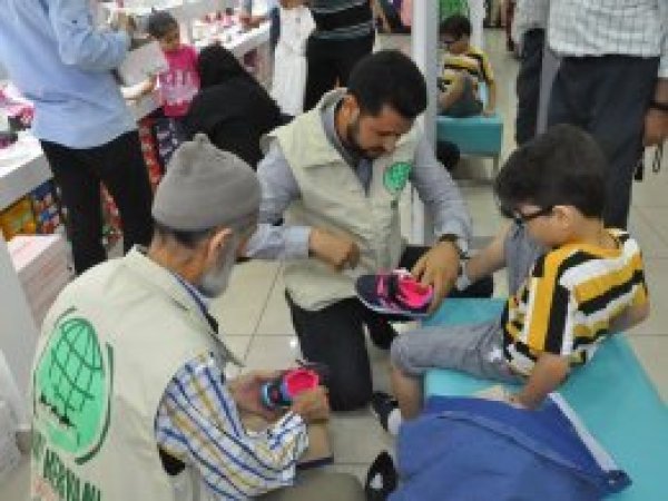 Umut Kervanı yetim çocukları bayram öncesi sevindirdi