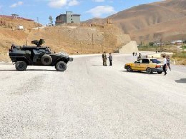 Van'da bombalı araç imha edildi
