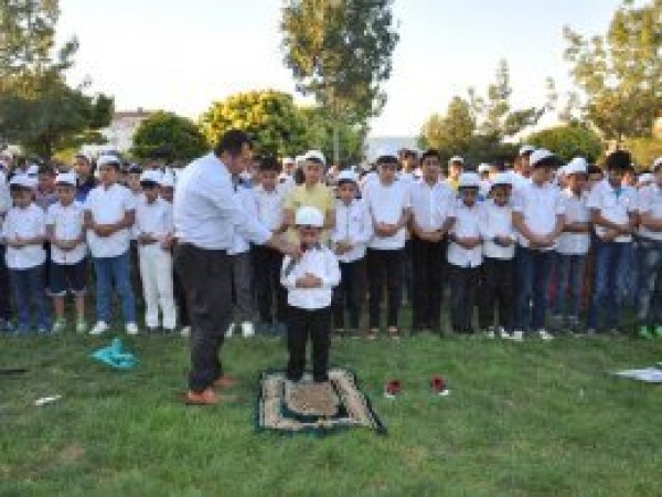 ‘Namaz’ ile tanışan 3 bini aşkın çocuk için program