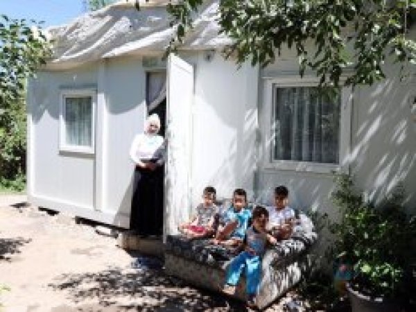 İhtiyaç sahibi aile konteynerden kurtuluyor