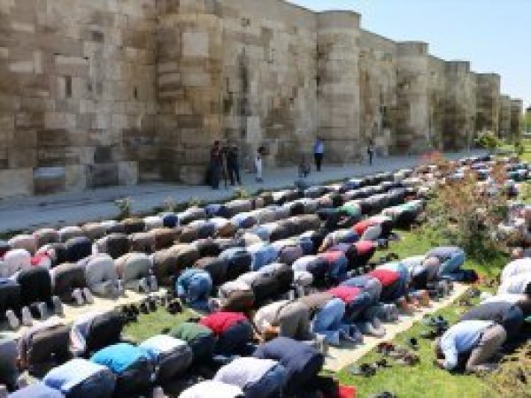 İlçe olan Sultanhanı halkı şükür namazı kıldı