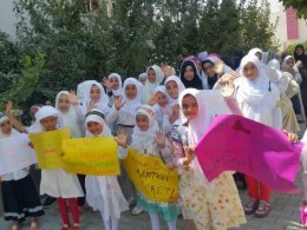 "Çocuklarımıza namazı sevdirmeliyiz"