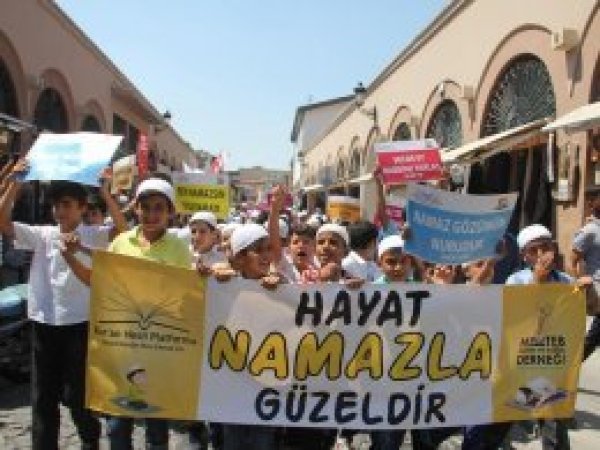 Adana’da yüzlerce çocuğa namaz eğitimi verildi