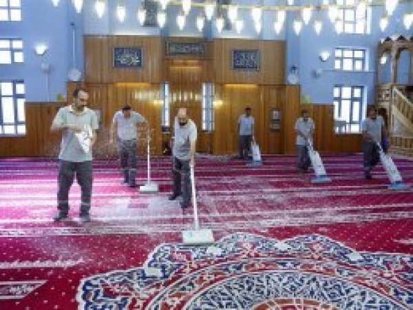 Antep'te camiler gül suyuyla temizlendi