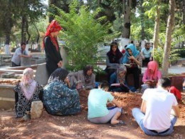 Antep'te mezarlıklarda arefe günü yoğunluğu