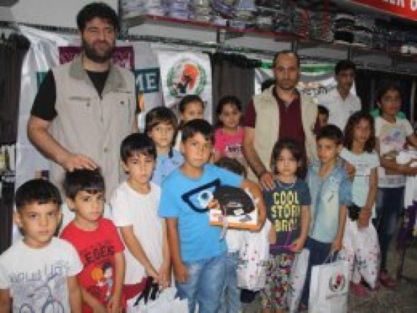 Avrupa Yetim-Der Mersin'de yetimleri giydirdi