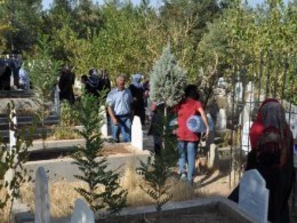 Batmanlılar kabir ziyaretini ihmal etmedi