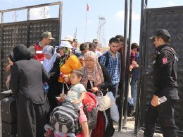 Suriyelilerin Bayram için geçişi bugün de devam etti