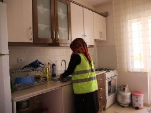 Bitlis Belediyesi yaşlıların temizliğini yapıyor 
