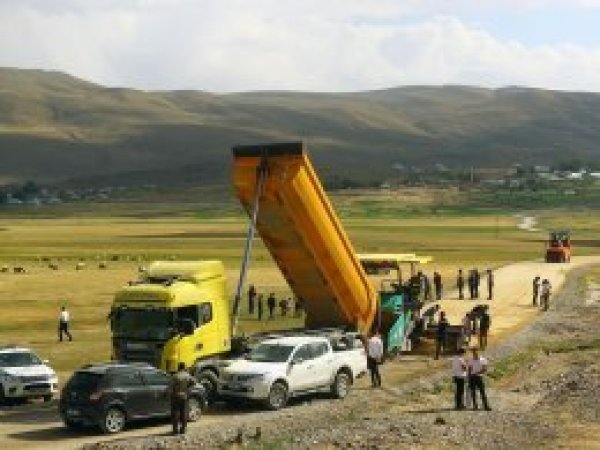 Çaldıran'ın mahalle yolları yenileniyor