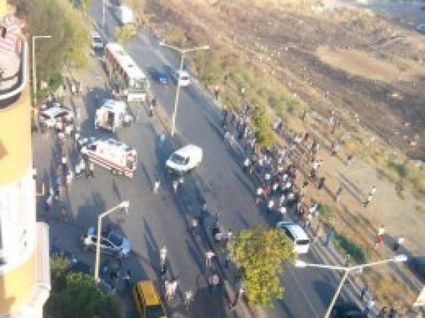 Cezaevi servis aracının geçişi sırasında patlama