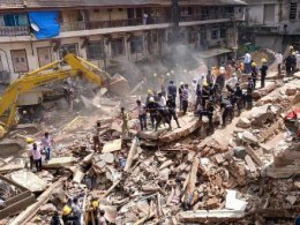 Hindistan'da bina çöktü: 30 kişi mahsur