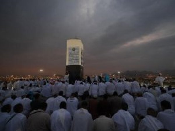 Milyonlarca hacı adayının Arafat’a intikalleri başladı