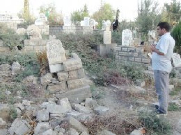 Bakımsız kalan mezarlık harabeye döndü
