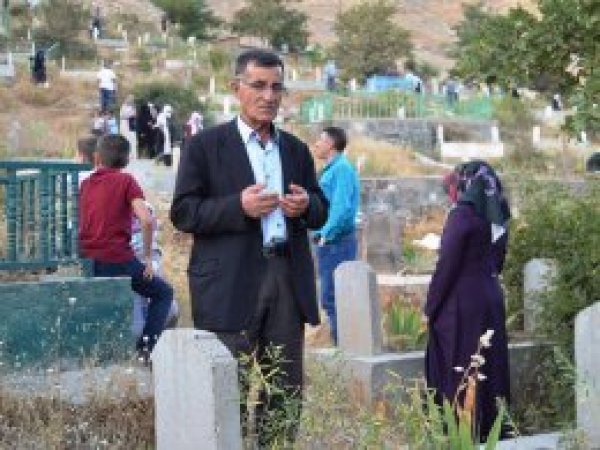 Bitlisliler mezarlıklara akın etti