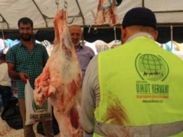 Fakirler için bayramlarını feda ediyorlar
