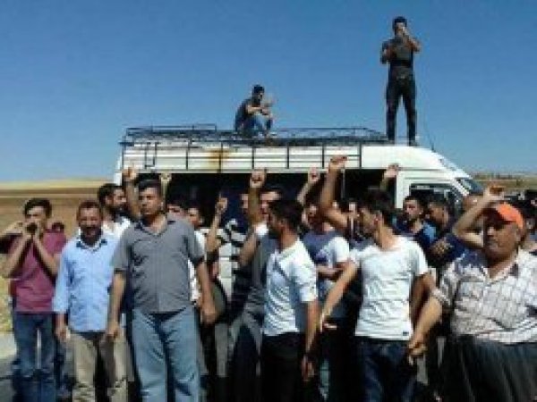 Kahta'da köylüler yol kapattı