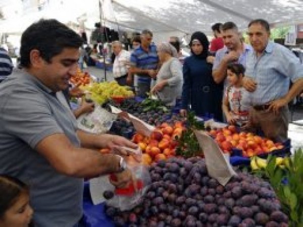 Pazarın tümünü alıp bedavaya dağıttı 