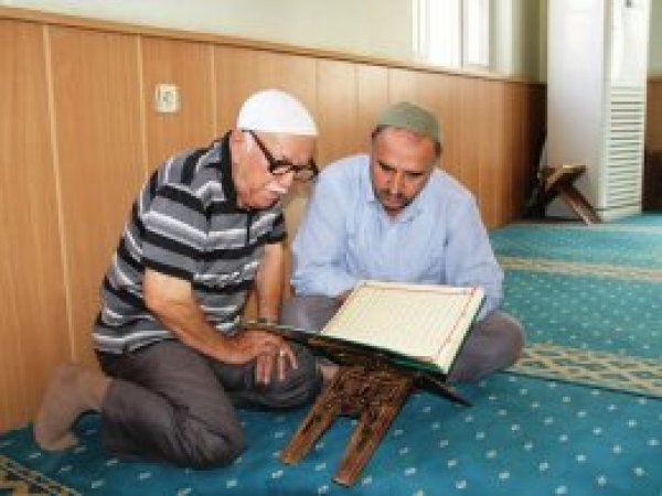 75 yaşındaki emekli öğretmenin Kur'an'ı öğrenme aşkı