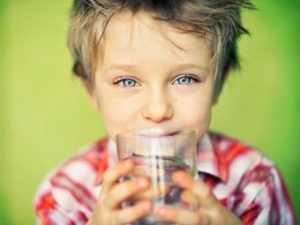 Cildin elastikiyetini korumak için su tüketin!