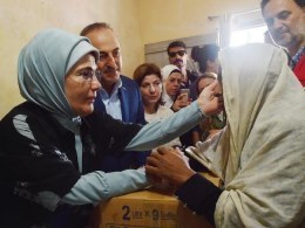Emine Erdoğan Arakanlı Müslümanlara yardım dağıttı