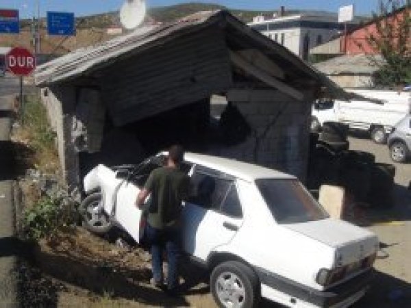 Hızını alamayan otomobil iş yerine daldı